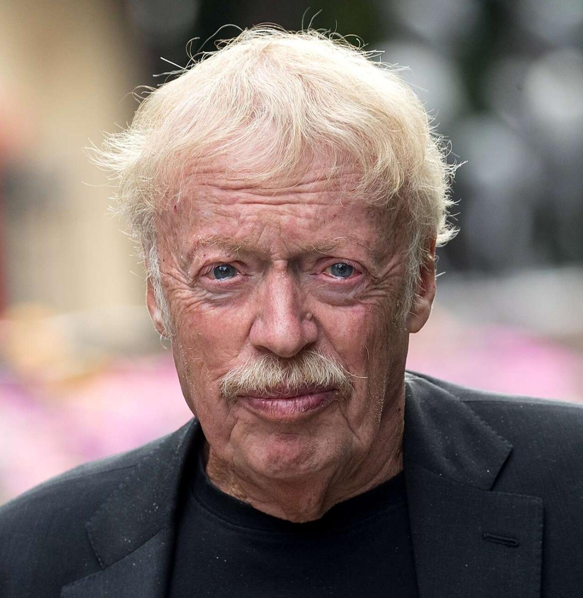 PHIL KNIGHT