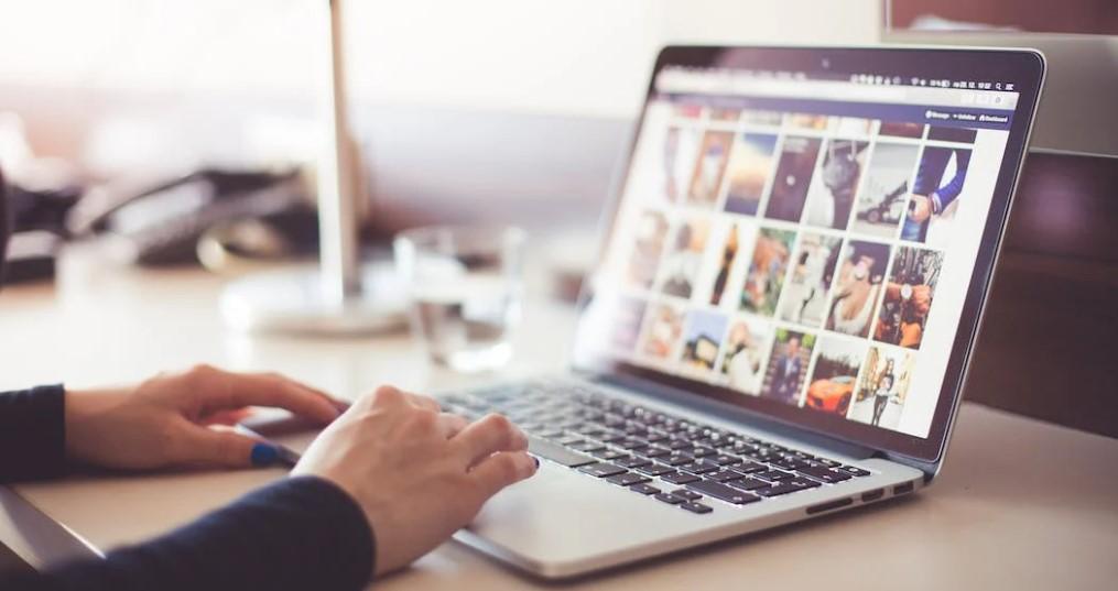 How the internet and online booking sites have made it easier for consumers to book their own travel.