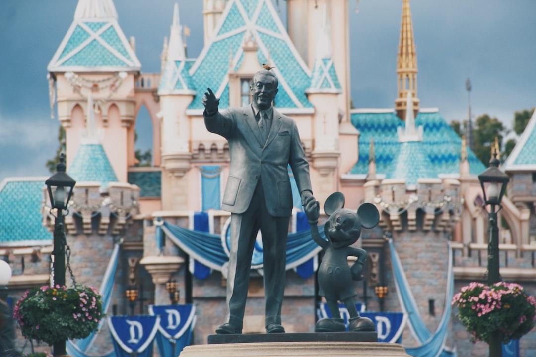 WALT DISNEY