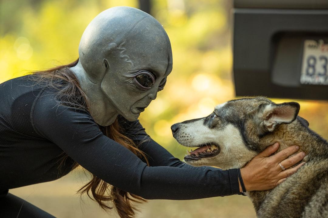 Alien Observers: Benevolent or Controlling?